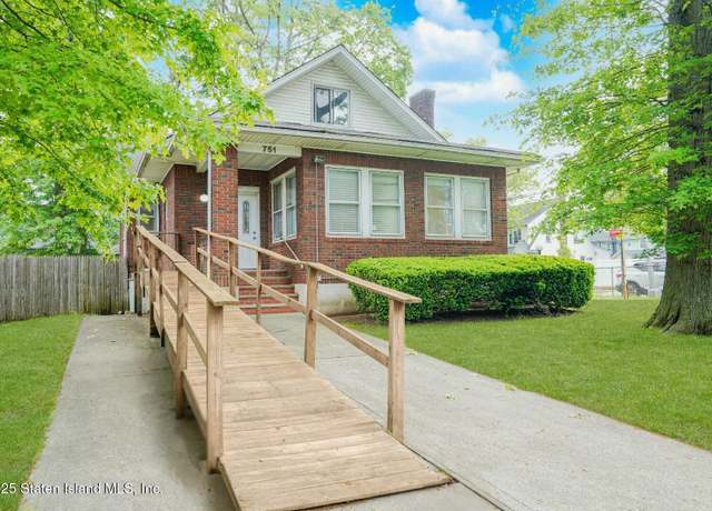 Property at 751 Jewett Ave, Staten Island, NY 10314, 5 beds, 2.5 baths