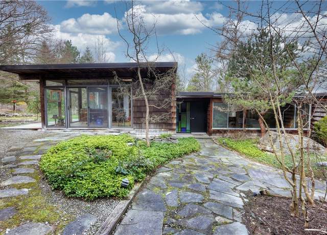 Property at 7311 Barberry Ln, Manlius, NY 13104, 4 beds, 2.5 baths