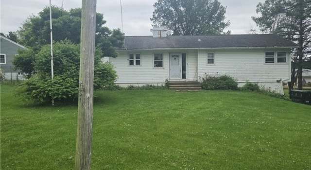 Photo of 2 Crescent Dr, Whitesboro, NY 13492