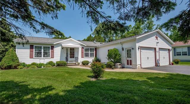 Photo of 11 Buttonwood Cir, New Hartford, NY 13323