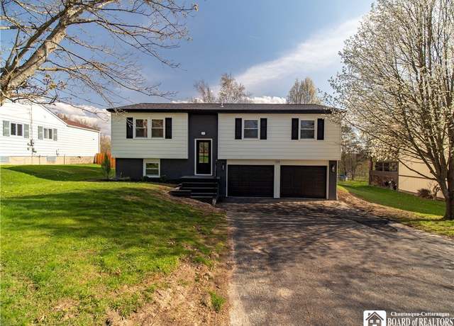 Property at 224 Valleyview Ave, Jamestown, NY 14701, 3 beds, 1.5 baths