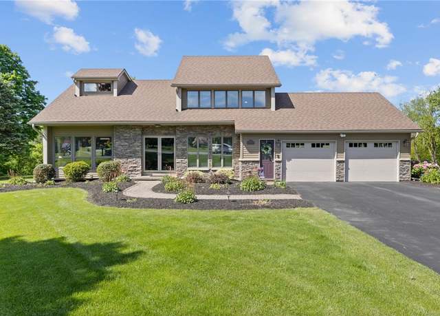 Property at 122 Galvin Ct, Farmington, NY 14425, 3 beds, 2.5 baths