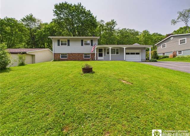 Property at 32 Parkview Ave, Bradford City, PA 16701, 3 beds, 1.5 baths