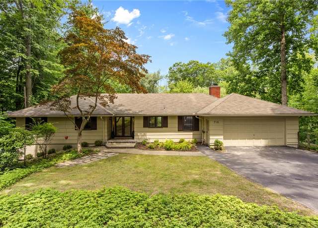 Property at 790 Oakridge Dr, Irondequoit, NY 14617, 3 beds, 3.5 baths