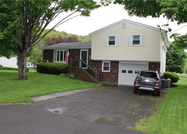 Property at 17 Hillview Dr, Bath, NY 14810, 3 beds, 1.5 baths