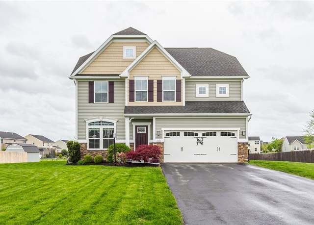 Property at 1601 Clovertrail Dr, Farmington, NY 14425, 4 beds, 3.5 baths