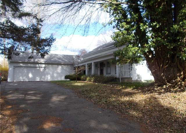 Property at 725 Holt Rd, Webster, NY 14580, 3 beds, 2 baths