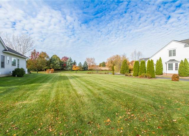 Property at 10 Settlers Grn, Pittsford, NY 14534
