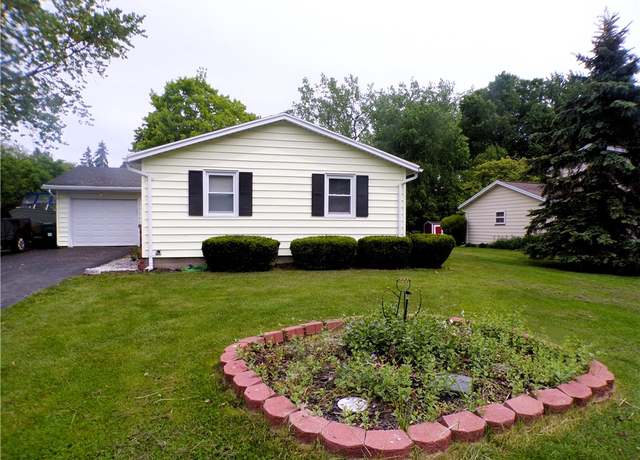 Property at 2 Peach Blossom Cir, Parma, NY 14468, 3 beds, 1.5 baths