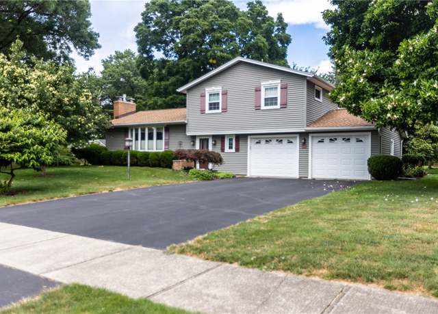 Property at 110 Bay Knoll Rd, Irondequoit, NY 14622, 3 beds, 1.5 baths