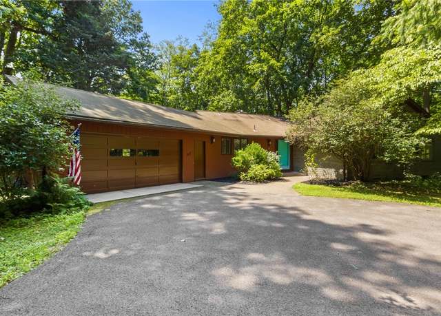 Property at 87 Farm Brook Dr, Penfield, NY 14625, 3 beds, 2.5 baths
