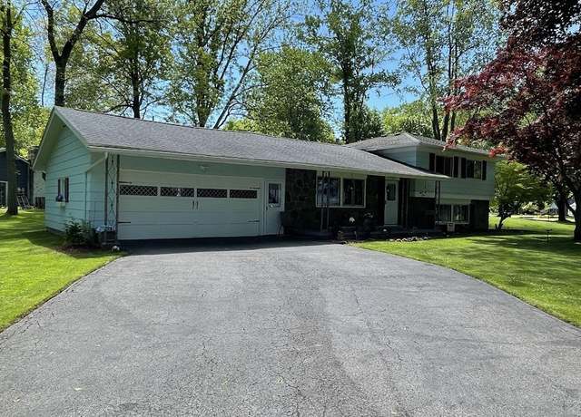 Property at 15 Bright Oaks Dr, Chili, NY 14624, 4 beds, 1.5 baths