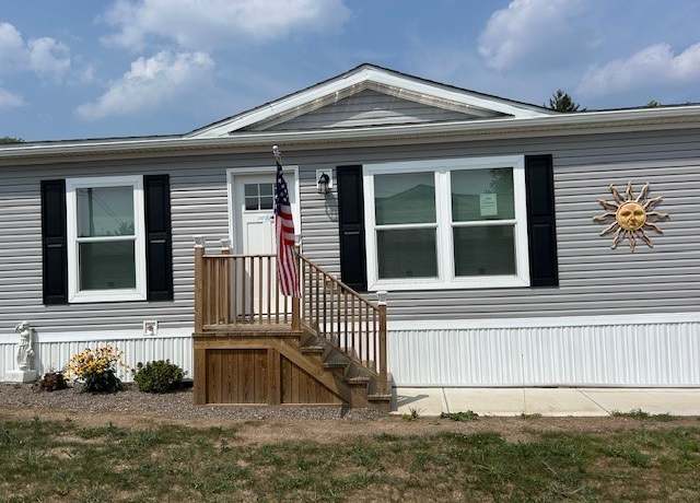 Property at 2 Penview Dr, Penfield, NY 14625, 4 beds, 2 baths