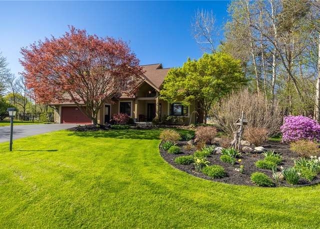 Property at 14 Woodruff Gln, Chili, NY 14624, 3 beds, 2.5 baths