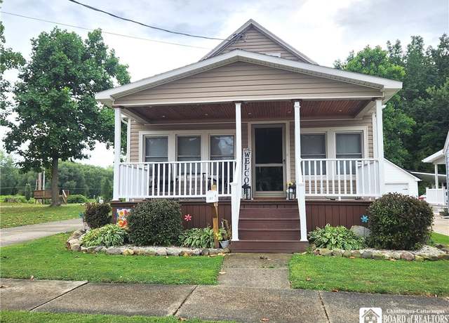 Property at 267 King St, Dunkirk, NY 14048, 3 beds, 1.5 baths