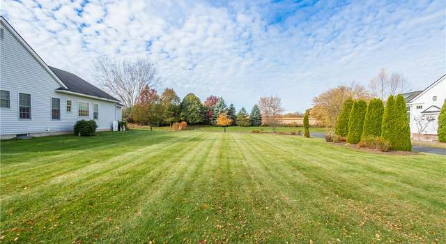 Photo of 10 Settlers Grn, Pittsford, NY 14534