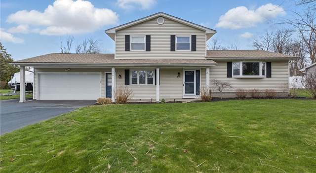 Photo of 674 Shadowwood Ln, Webster, NY 14580