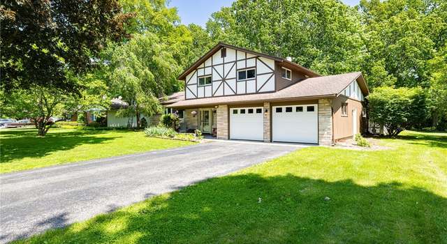 Photo of 11 Woodhaven Dr, Penfield, NY 14625
