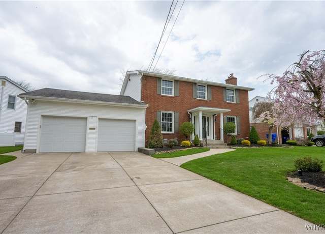 Property at 152 Cranwood Dr, West Seneca, NY 14224, 3 beds, 2.5 baths