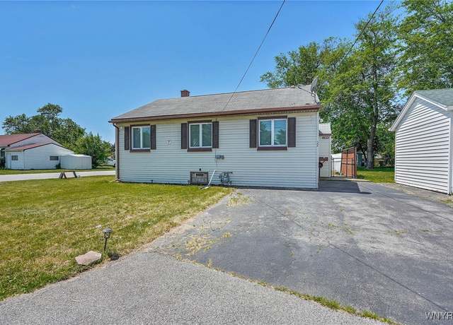 Property at 22 Idlebrook Dr, Cheektowaga, NY 14225, 3 beds, 1.5 baths