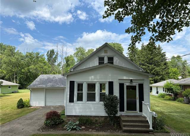 Property at 575 Willow Ave, North Tonawanda, NY 14120, 3 beds, 1.5 baths
