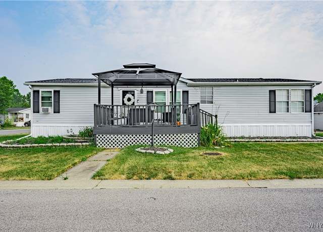 Property at 670 Gardenwood Dr, Lockport Town, NY 14094, 3 beds, 2 baths