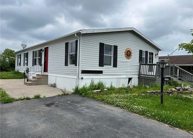 Property at 1070 Fernwood Dr, Lockport-town, NY 14094, 3 beds, 2 baths
