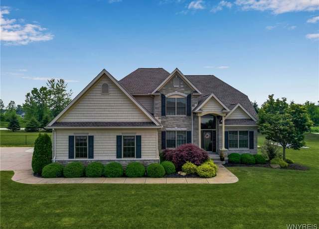 Property at 7261 Woodhaven Dr, Lockport Town, NY 14094, 3 beds, 3.5 baths