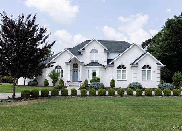 Property at 4550 W Boncrest Dr, Clarence, NY 14221, 3 beds, 2.5 baths