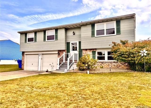Property at 269 Oakbrook Dr, West Seneca, NY 14224, 3 beds, 2.5 baths