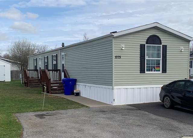 Property at 1075 Fernwood Dr, Lockport Town, NY 14094, 3 beds, 2 baths