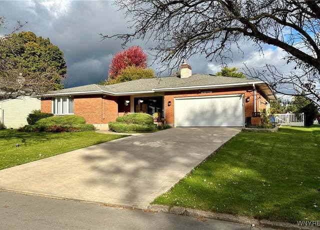 Property at 118 Woodbury Dr, Lockport-city, NY 14094, 3 beds, 3 baths