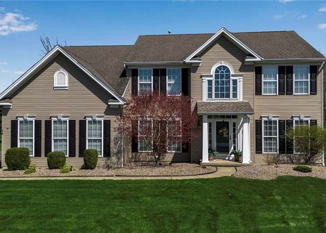 Property at 74 Graystone Ln, Orchard Park, NY 14127, 5 beds, 2.5 baths