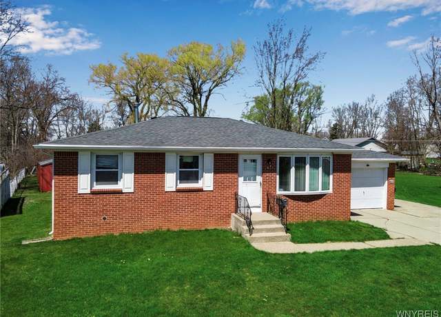 Property at 67 Greenmeadow Dr, West Seneca, NY 14224, 3 beds, 1.5 baths
