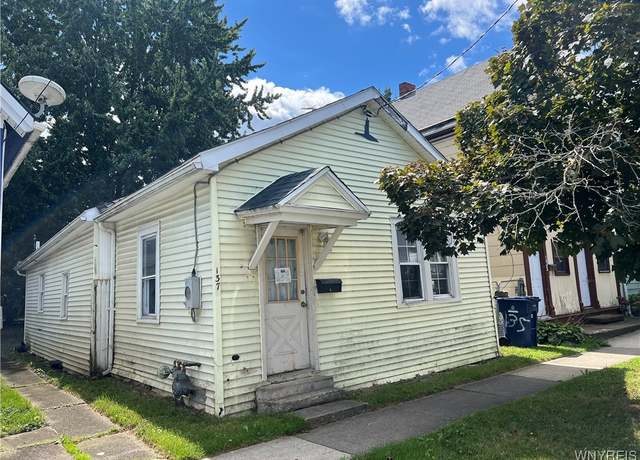 Property at 137 Farmer St, Buffalo, NY 14207, 3 beds, 1 bath