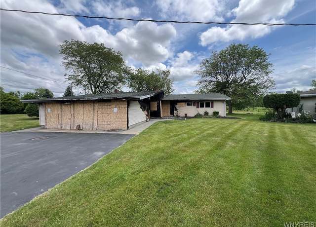Property at 69 Steele Cir, Niagara, NY 14304, 3 beds, 1.5 baths