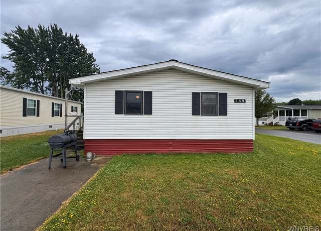Property at 149 Crestwood Dr, Lockport Town, NY 14094, 3 beds, 2 baths