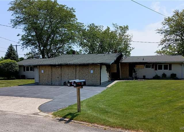 Property at 71 Steele Cir, Niagara, NY 14304, 3 beds, 1.5 baths