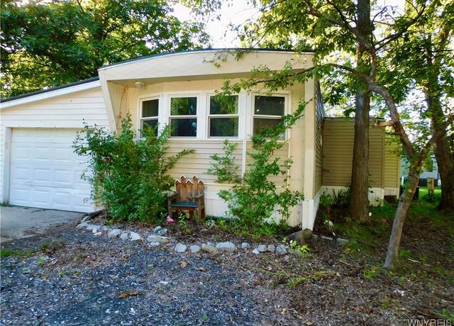 Property at 147 E Canyon Dr, Hamburg, NY 14075, 3 beds, 1 bath