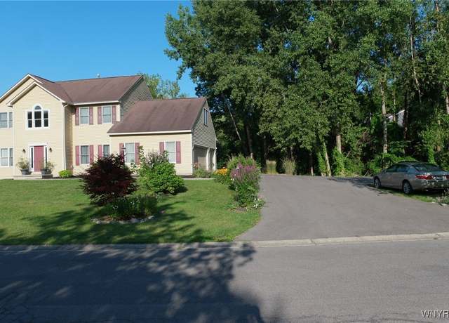 Property at 7899 E Ridge Pointe Dr, Manlius, NY 13066, 4 beds, 2.5 baths
