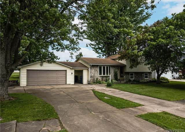 Property at 65 Park Lane Cir, Lockport-city, NY 14094, 3 beds, 1 bath