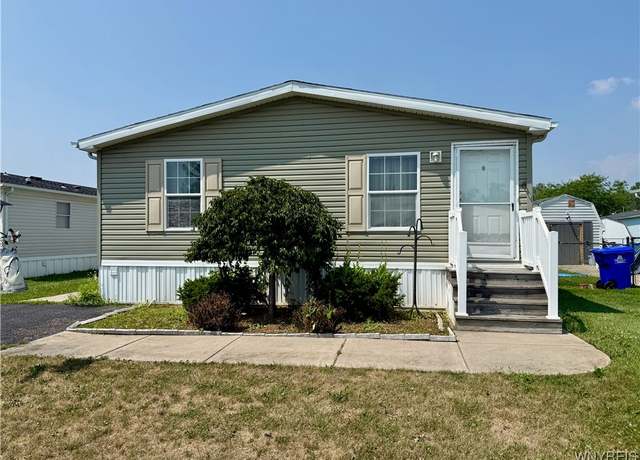Property at 1218 Maplewood Dr, Lockport Town, NY 14094, 3 beds, 2 baths