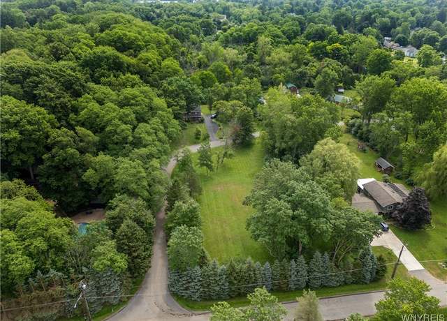 Property at 11 Beechwood Dr, Aurora, NY 14052