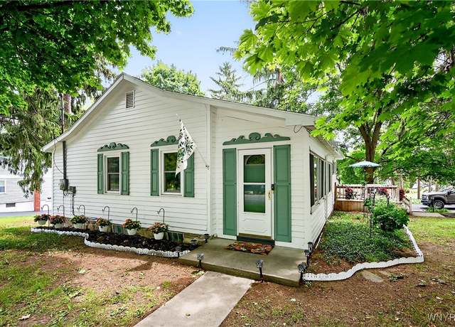 Property at 7017 Quaker, Orchard Park, NY 14127, 2 beds, 1 bath
