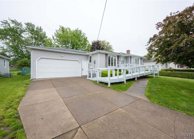 Property at 4219 Robin Ln, Hamburg, NY 14075, 3 beds, 1.5 baths
