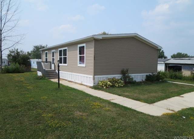 Property at 109 E Canyon Dr, Hamburg, NY 14075, 3 beds, 2 baths