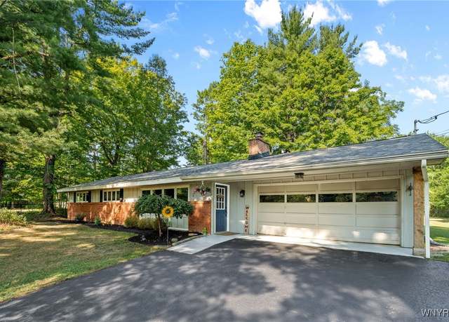 Property at 223 Greenwood Dr, Aurora, NY 14052, 3 beds, 1.5 baths