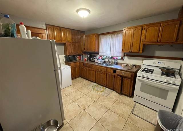 Property at 264 Hewitt Ave, Buffalo, NY 14215, 3 beds, 1 bath