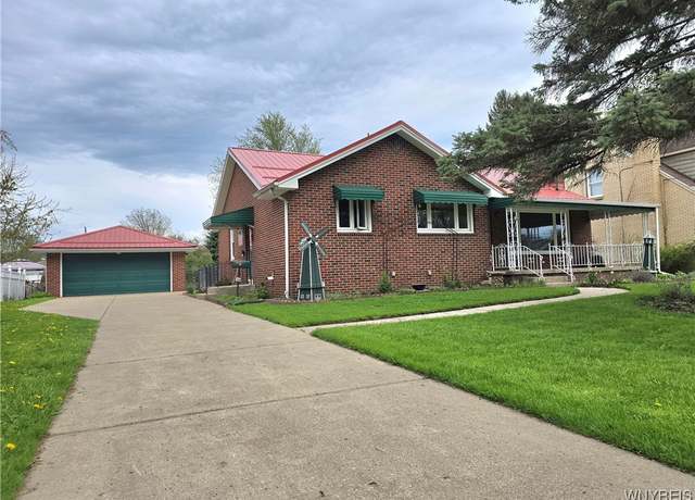 Property at 117 Willowdale Dr, West Seneca, NY 14224, 3 beds, 2 baths