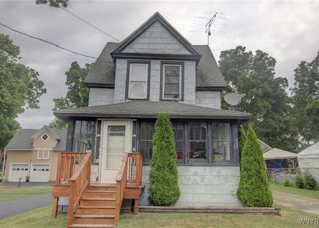 Property at 2020 Lakeview Rd, Hamburg, NY 14085, 3 beds, 1 bath